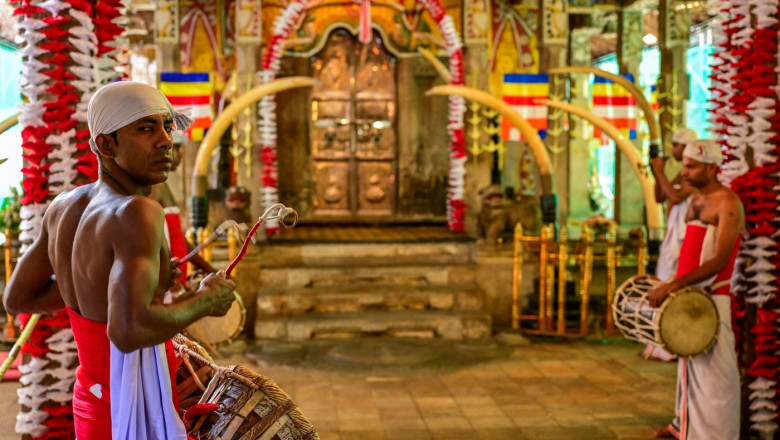 alerta la templul dintelui din sri lanka o fotografie interzisa cu o relicva sacra a lui buddha a devenit virala pe retelele sociale 680562acacad9