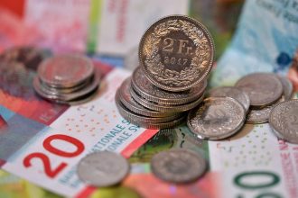 analistii explica de ce yenul japonez si francul elvetian sunt cele mai bune plasamente de refugiu in fata taxelor impuse de trump 67f4eb34a7234