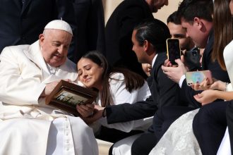 analiza efectul papalitatii altfel un lider religios complicat cu o mostenire controversata ce a lasat in urma papa francisc 680754c0cd862