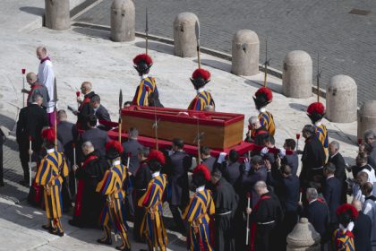 armata suveranului pontif ce este garda elvetiana corpul militar care vegheaza asupra trupului neinsufletit al papei francisc 680bb18ae2e41