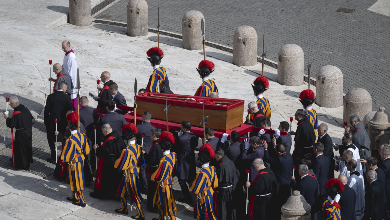 armata suveranului pontif ce este garda elvetiana corpul militar care vegheaza asupra trupului neinsufletit al papei francisc 680bb18ae2e41
