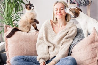 atentie la saliva animalelor de companie medicii avertizeaza poarta multe bacterii boala transmisa la om poate fi fatala 67ecb72b08839