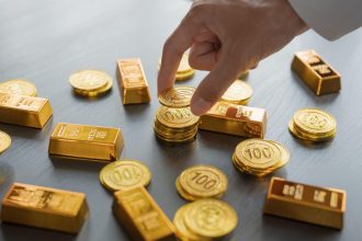 aurul explodeaza la bursa record istoric dupa atacurile lui trump la adresa sefului rezervei federale 68078a6590a9f