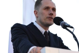 candidatul extremei drepte la alegerile prezidentiale din polonia mizeaza pe tiktok precum calin georgescu in romania 68113a555134f