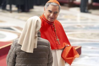 cardinalul italian condamnat pentru deturnare de fonduri spune ca nu va participa la conclavul pentru alegerea noului papa 6810d7e1bfecc