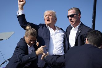 casa alba a inlocuit portretul lui barack obama cu cel al lui donald trump gesticuland victorios dupa tentativa de asasinat 67fe2bcc7c63a