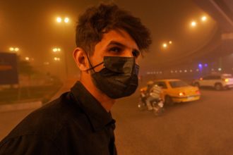 cel putin 1 800 de persoane spitalizate in irak din cauza unei furtuni de nisip care a anulat zboruri si a provocat pene de curent 67febbf0de428