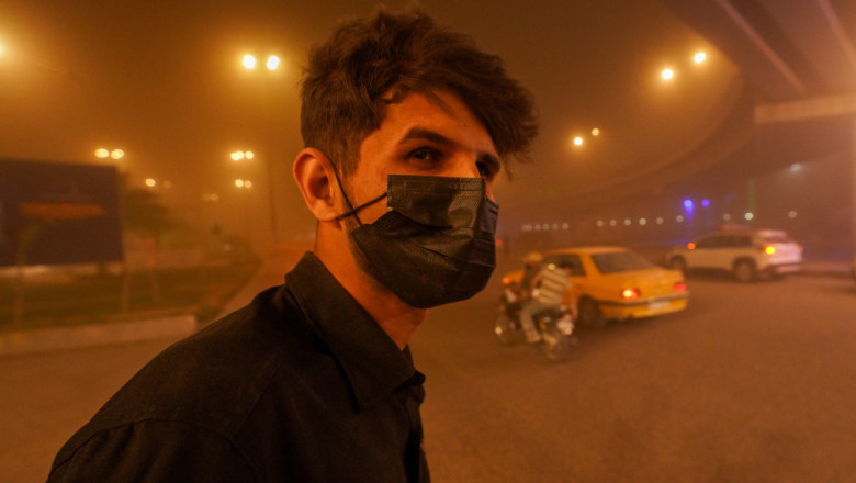 cel putin 1 800 de persoane spitalizate in irak din cauza unei furtuni de nisip care a anulat zboruri si a provocat pene de curent 67febbf0de428