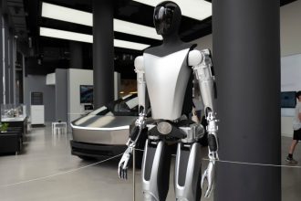 china pune piedici robotilor umanoizi ai lui musk ce incearca sa negocieze miliardarul american si ce pretentii are beijingul 680931b0e0254