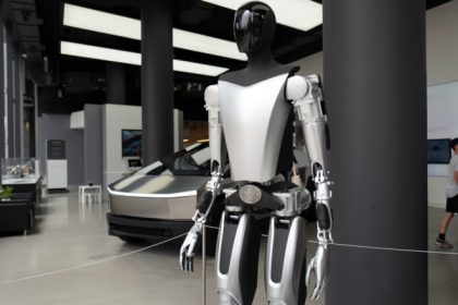 china pune piedici robotilor umanoizi ai lui musk ce incearca sa negocieze miliardarul american si ce pretentii are beijingul 680931b0e0254