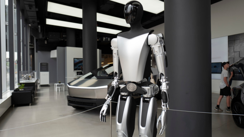 china pune piedici robotilor umanoizi ai lui musk ce incearca sa negocieze miliardarul american si ce pretentii are beijingul 680931b0e0254