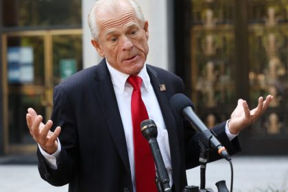 cine e peter navarro creierul din spatele razboiului tarifelor ginerele lui donald trump l ar fi descoperit pe amazon 67f767c4e6fab