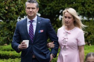 cine este yoko ono de la pentagon in care are incredere totala secretarul apararii pete hegseth e in paranoia totala 680a15047b81e