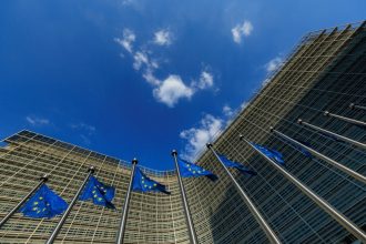 comisia europeana cauta cai de a interzice firmelor din ue sa incheie noi contracte pentru combustibilii fosili de la rusi 6808ec8d76c6b