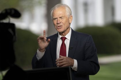 declaratiile surprinzatoare ale lui peter navarro despre insultele lui elon musk care a spus ca e mai prost decat un sac de caramizi 67fbf49d1e057