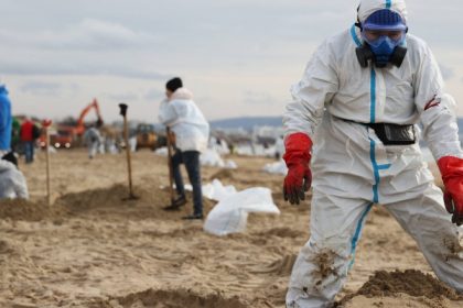 dezastrul ecologic cauzat de esuarea celor doua petroliere rusesti in decembrie dau peste cap sezonul turistic de la marea neagra 6802acec8c295