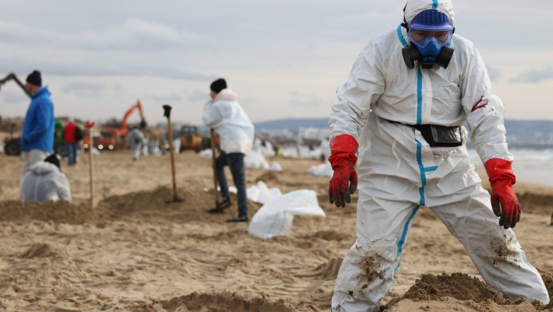 dezastrul ecologic cauzat de esuarea celor doua petroliere rusesti in decembrie dau peste cap sezonul turistic de la marea neagra 6802acec8c295