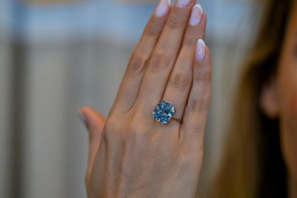 diamantul mediterranean blue de 1003 carate a fost expus la abu dhabi inainte de licitatie suma impresionanta la care este evaluat 67f561cd0393c