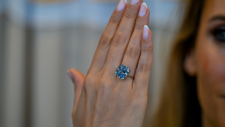 diamantul mediterranean blue de 1003 carate a fost expus la abu dhabi inainte de licitatie suma impresionanta la care este evaluat 67f561cd0393c