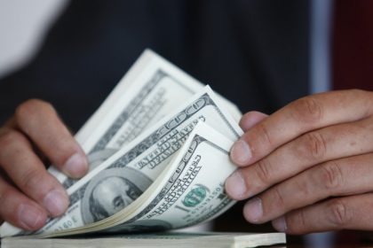 dolarul american este in cadere libera de ce scade moneda sua si ce impact are asupra economiei si consumatorilor 6808e095ae6c7