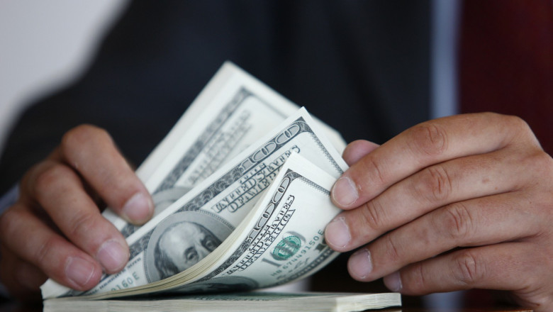 dolarul american este in cadere libera de ce scade moneda sua si ce impact are asupra economiei si consumatorilor 6808e095ae6c7