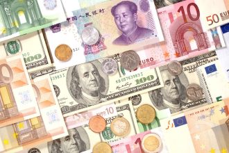 dolarul traditionalul refugiu al investitorilor a scazut fata de principalele valute internationale yuanul la un minim istoric 67f58bfc6408a