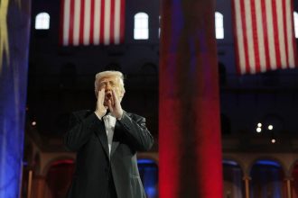 donald trump intensifica razboiul taxelor presedintele american anunta ca va impune tarife majore si produselor farmaceutice 67f61d4c8f8f9