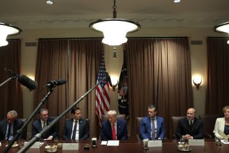 donald trump vrea sa incheie 90 de acorduri comerciale in 90 de zile insa expertii avertizeaza asupra riscurilor 67fac2c0c5c4d