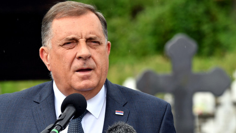 dupa ce s a intalnit cu vladimir putin la moscova milorad dodik anunta ca s a intors in bosnia el este cautat de justitia tarii sale 67ee090544ec4