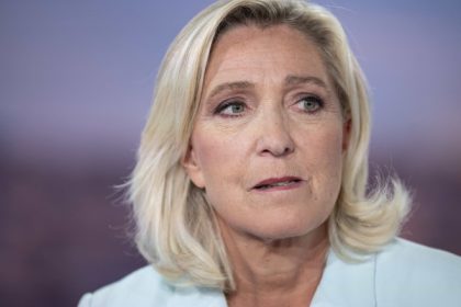 extrema dreapta franceza organizeaza proteste dupa ce marine le pen a fost condamnata la patru ani de inchisoare 67ebf3bba31ad