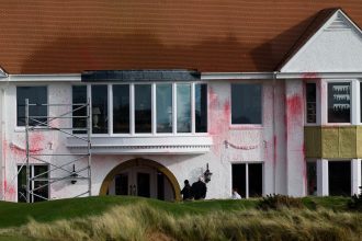 foto a patra persoana acuzata ca a vandalizat terenul de golf din scotia al lui donald trump 67f941392f226
