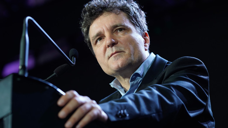 foto alegeri prezidentiale 2025 nicusor dan a fost surprins cand folosea masina primariei capitalei in timpul campaniei 67ffb4d831a3e