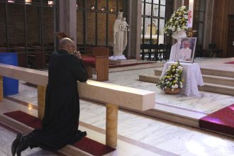 foto papa francisc omagiat in cea mai oropsita regiune a lumii suveranul pontif a fost vocea celor fara voce si un simbol al pacii 68067e451ab42