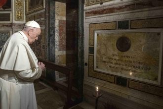 foto piatra poporului pentru mormantul papei francisc marmura adusa din tara bunicilor sai 680c94e079017