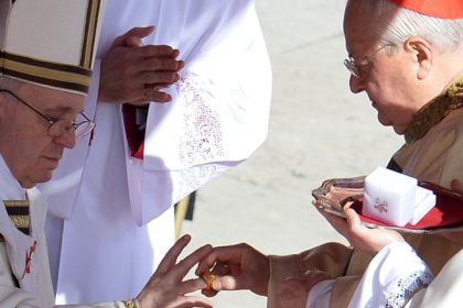 foto traditia distrugerii inelului papal dupa moartea suveranului pontif ce se va intampla cu sigiliul papei francisc 6807c53cdd59d
