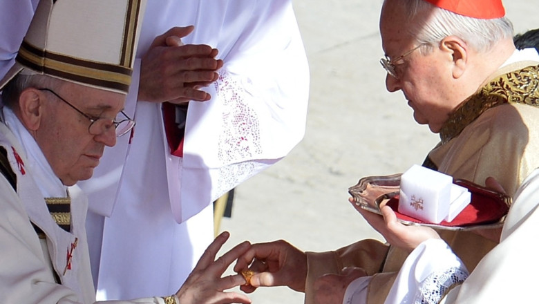 foto traditia distrugerii inelului papal dupa moartea suveranului pontif ce se va intampla cu sigiliul papei francisc 6807c53cdd59d
