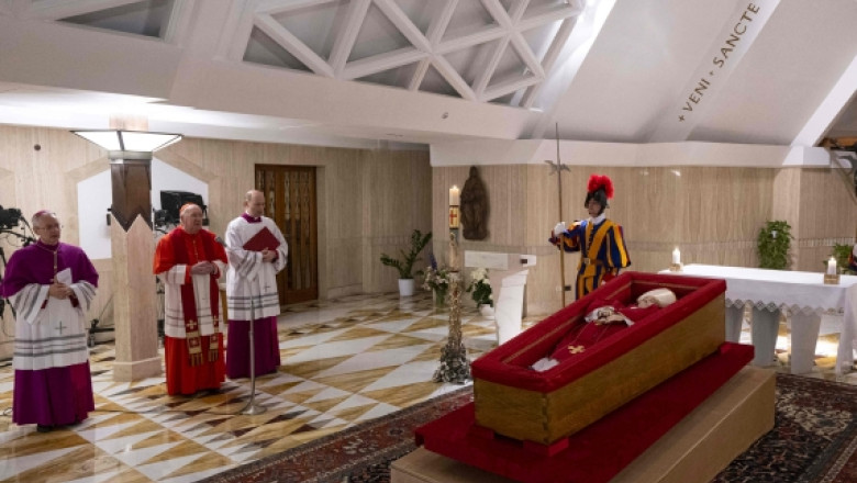 foto vaticanul a facut publice primele imagini cu trupul papei francisc 680754bc79f84