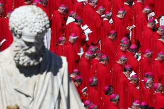 galerie foto cardinalii se intalnesc la roma pentru stabilirea conclavului cine participa si cum va avea loc votul 680f33364f6f9