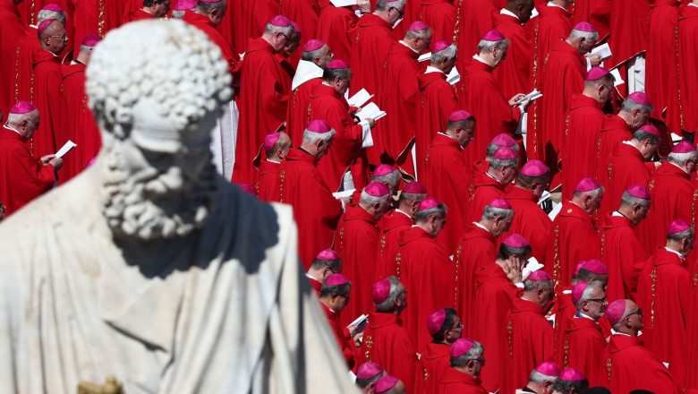galerie foto cardinalii se intalnesc la roma pentru stabilirea conclavului cine participa si cum va avea loc votul 680f33364f6f9