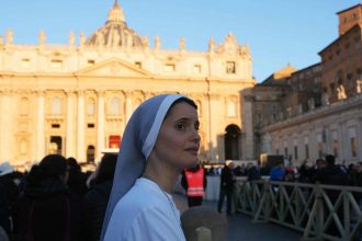 galerie foto cum a aratat piata sfantul petru in dimineata inmormantarii papei o lumina aurie a acoperit vaticanul de la primele ore 680c9d1155828