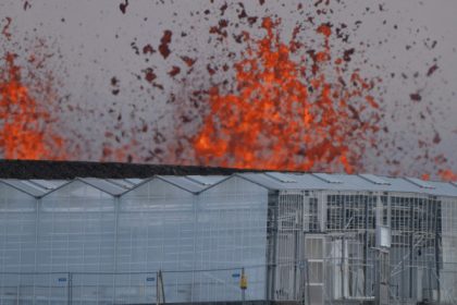 galerie foto eruptie vulcanica in islanda turisti si localnici evacuati 67ecd264acc2a