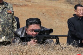 galerie foto kim jong un a testat o noua arma o pusca de lunetist 67f0c93cc5b1e