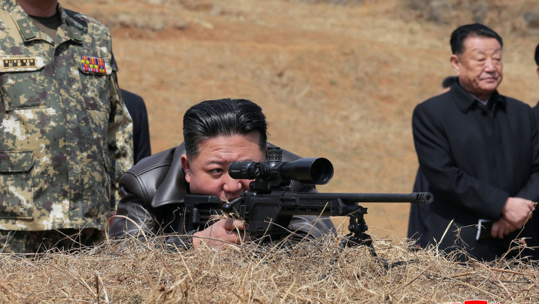 galerie foto kim jong un a testat o noua arma o pusca de lunetist 67f0c93cc5b1e