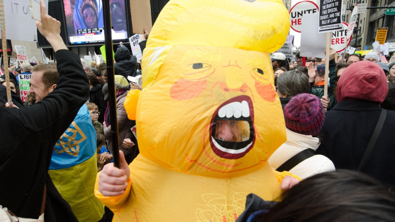 galerie foto manifestatii anti trump in mai multe orase din sua sub sloganul jos mainile care sunt nemultumirile americanilor 67f2254935ef8