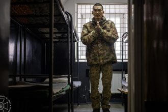 galerie foto ucrainenii au inceput interogarea militarilor chinezi capturati in donetk au fost dusi la kiev pentru a fi anchetati ca la carte 67f768f061dce