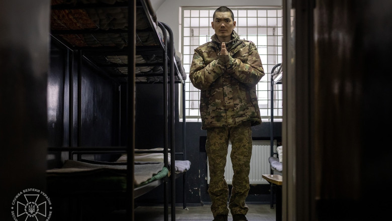 galerie foto ucrainenii au inceput interogarea militarilor chinezi capturati in donetk au fost dusi la kiev pentru a fi anchetati ca la carte 67f768f061dce