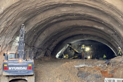 galerie foto zeci de metri forati la primul tunel al sectorului margina holdea de pe autostrada a1 echipele lucreaza 24 din 24 ore 67eec308d6d5e