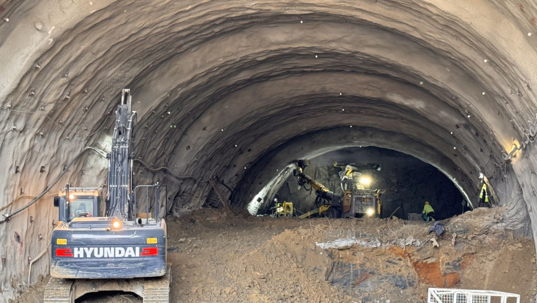galerie foto zeci de metri forati la primul tunel al sectorului margina holdea de pe autostrada a1 echipele lucreaza 24 din 24 ore 67eec308d6d5e