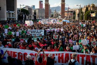 galerie foto zeci de mii de oameni au protestat in spania impotriva crizei locuintelor sa punem capat speculei imobiliare 67f25428f1df7