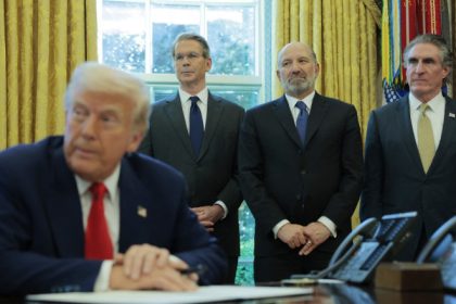 in mijlocul furtunii economice starnite de taxele vamale donald trump remaniaza echipa care se ocupa de strategia comerciala 67f831559da75